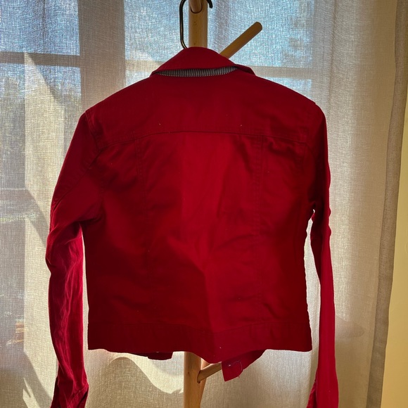 Standout in the crowd with your red jacket - Picture 2 of 4